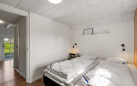 Giesela - 975M from the Sea: Loft, Soveværelse, Indretning, Etage, Værelse, Lysarmatur, Seng, Lejlighed, Bed Frame, Sengetøj