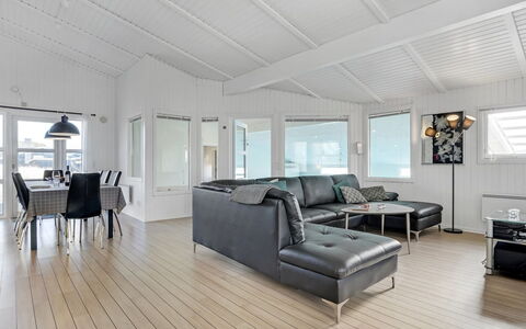 Saku - 495M to the Fjord: Trægulve, Gulvbelægning, Etage, Træ, Loft, Indretning, Laminat Gulv, Stue, Hårdttræ, Couch