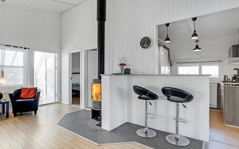 Saku - 495M to the Fjord: Gulvbelægning, Indretning, Etage, Loft, Møbel, Trægulve, Belysning, Værelse, Husholdningsapparat, Køkken