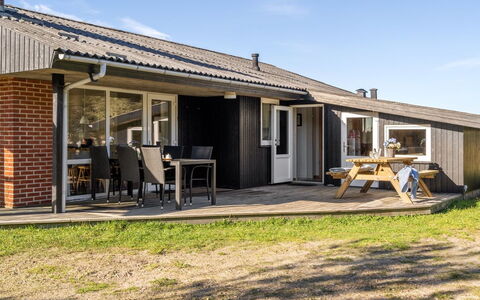 Shalez - from the Sea: Bygning, Hus, Træ, Hjem, Tag, Sommerhus, Boligområde, Busk, Arkitektur