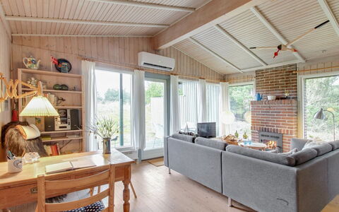 Thurgot - 720M to the Fjord: Indretning, Møbel, Træ, Loft, Couch, Gulvbelægning, Stue, Etage, Hjem, Værelse
