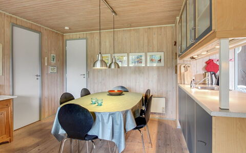 Thurgot - 720M to the Fjord: Indretning, Træ, Gulvbelægning, Loft, Møbel, Etage, Køkken, Køkken & Spisebord, Lysarmatur, Værelse
