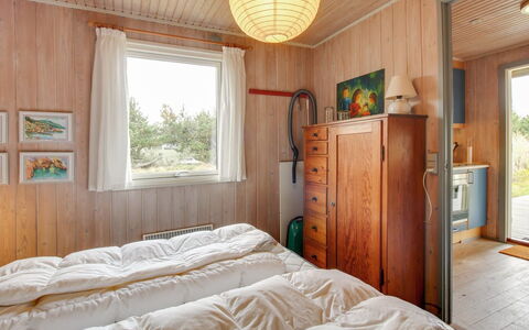 Thurgot - 720M to the Fjord: Træ, Soveværelse, Indretning, Loft, Møbel, Sengetøj, Seng, Etage, Gulvbelægning, Værelse