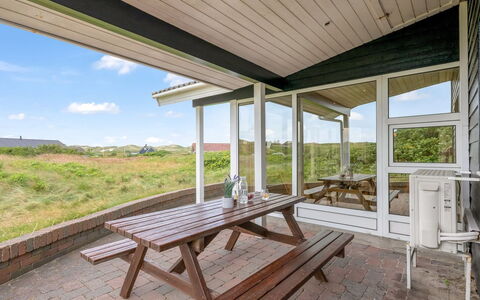 Eugenie - 450M from the Sea: Træ, Loft, Veranda, Hjem, Dør, Hårdttræ, Bejdse, Sommerhus, Trægulve, Planke