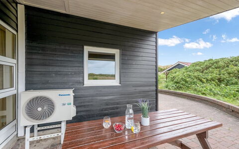 Eugenie - 450M from the Sea: Træ, Loft, Gulvbelægning, Etage, Hjem, Hårdttræ, Kompositmateriale, Planke, Bejdse, Dør