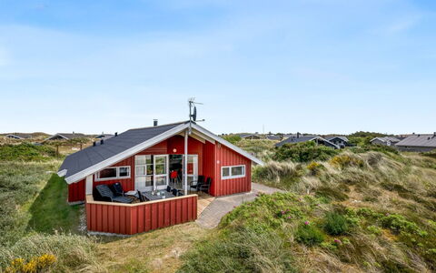Tuure - from the Sea: Græs, Busk, Hus, Have, Hjem, Sommerhus, Land Lot, Lawn, Bunddække