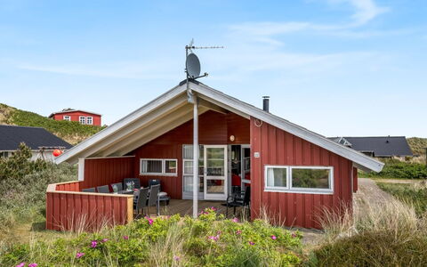 Tuure - from the Sea: Græs, Busk, Hus, Have, Hjem, Sommerhus, Land Lot, Lawn, Bunddække