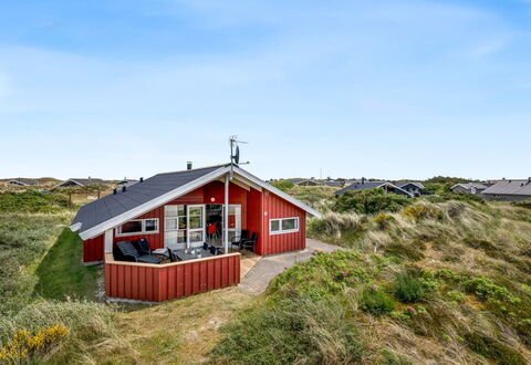 Tuure - from the Sea: Græs, Busk, Hus, Have, Hjem, Sommerhus, Land Lot, Lawn, Bunddække