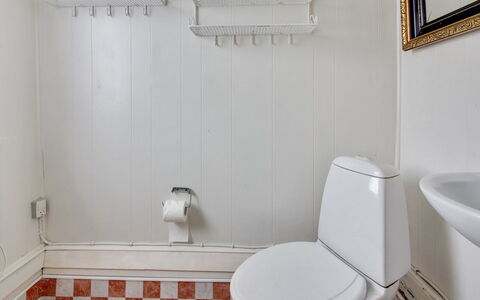 Annelotte - from the Sea: Toiletbræt, Badeværelse, Sanitærarmatur, Gulvbelægning, Toilet, Etage, Indretning, Håndvask, Badeværelsesvask, Flise