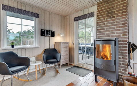 Maikel - 900M from the Sea: Græs, Hus, Tag, Hjem, Sommerhus, Busk, Land Lot, Landdistrikt, Stuehus, Bunddække