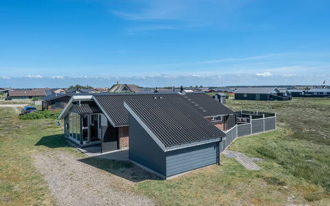 Henning - from the Sea: Hus, Hjem, Tag, Sommerhus, Busk, Sidespor, Dør, Have, Stuehus