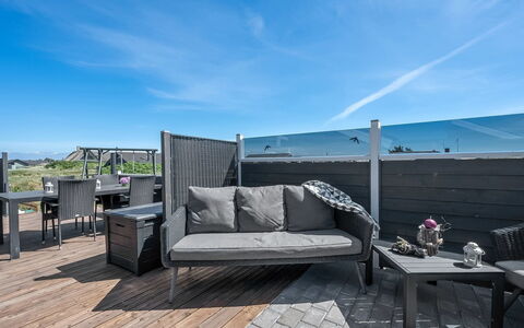 Henning - from the Sea: Sommerhus, Hjem, Hus, Tag, Veranda, Estate, Sidespor, Garden Bygninger, Stuehus, Gård