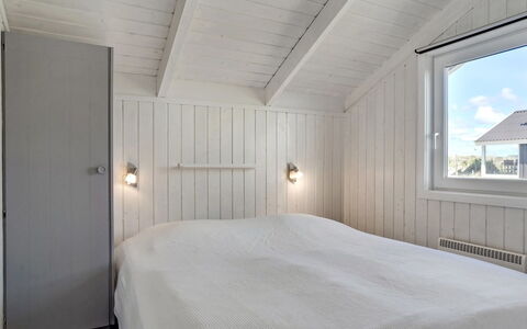 Henning - from the Sea: Træ, Loft, Etage, Gulvbelægning, Soveværelse, Planke, Hårdttræ, Sengetøj, Seng