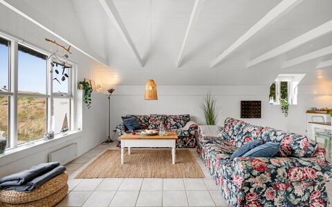 Annielle - from the Sea: Møbel, Couch, Indretning, Stue, Gulvbelægning, Træ, Etage, Loft, Værelse