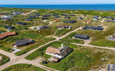Annielle - from the Sea: Landskab, Land Lot, Hytte