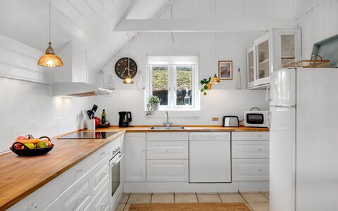 Annielle - from the Sea: Gulvbelægning, Køkken, Indretning, Køkken Apparat, Træ, Cabinetry, Møbel, Countertop, Etage, Husholdningsapparat