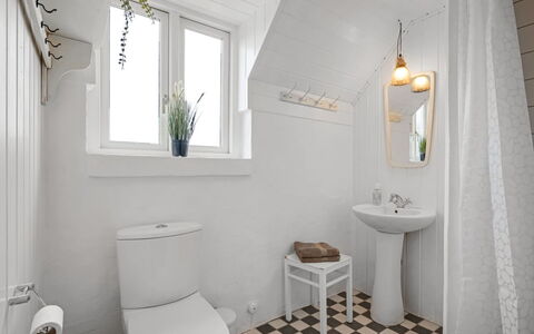 Annielle - from the Sea: Badeværelse, Sanitærarmatur, Væg, Gulvbelægning, Etage, Toilet, Toiletbræt, Hvid, Indretning, Håndvask
