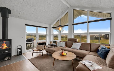 Tola - 450M from the Sea: Træ, Gulvbelægning, Loft, Indretning, Etage, Stue, Hjem, Værelse, Hårdttræ
