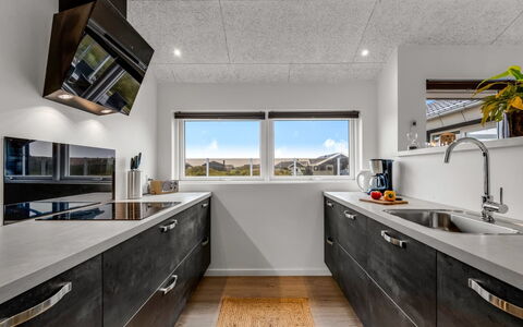 Tola - 450M from the Sea: Køkken, Countertop, Loft, Gulvbelægning, Større Bandage, Køkken Apparat, Indretning, Husholdningsapparat, Cabinetry, Etage
