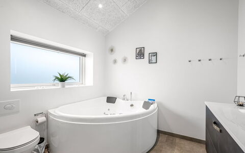 Tola - 450M from the Sea: Sanitærarmatur, Badeværelse, Badekar, Indretning, Gulvbelægning, Loft, Etage, Tap, Vvs, Belysning