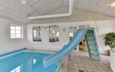 Matrona - 750M from the Sea: Kompositmateriale, Etage, Svømmepøl, Design, Udvej, Hotel, Dagslys, Fritidscenter, Flise