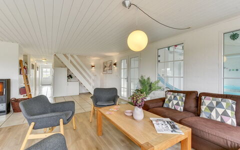 Matrona - 750M from the Sea: Gulvbelægning, Møbel, Træ, Etage, Indretning, Trægulve, Loft, Couch, Bord, Hjem