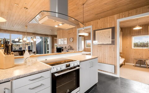 Odmar - 300M from the Sea: Træ, Køkken, Loft, Indretning, Countertop, Lysarmatur, Hjem, Hårdttræ, Cabinetry, Bejdse