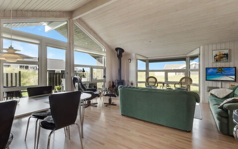 Suometar - 400M from the Sea: Hjem, Dør, Loft, Lejlighed, Hårdttræ, Design, Skygge, Dagslys, Veranda