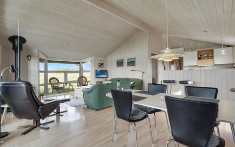 Suometar - 400M from the Sea: Indretning, Loft, Gulvbelægning, Møbel, Etage, Couch, Lysarmatur, Stue, Værelse, Hjem