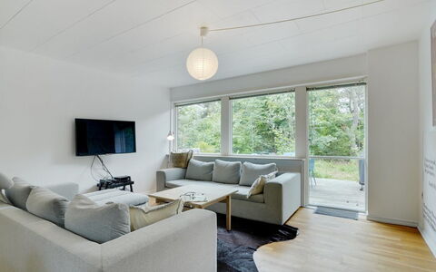 Flor - 900M from the Sea: Møbel, Indretning, Gulvbelægning, Couch, Etage, Væg, Loft, Stue, Træ, Værelse