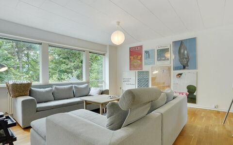 Flor - 900M from the Sea: Møbel, Indretning, Gulvbelægning, Couch, Etage, Væg, Stue, Loft, Træ, Værelse