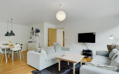 Flor - 900M from the Sea: Møbel, Indretning, Gulvbelægning, Væg, Etage, Couch, Loft, Træ, Stue, Lysarmatur