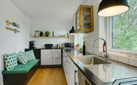 Flor - 900M from the Sea: Køkken, Countertop, Køkken Apparat, Indretning, Møbel, Gulvbelægning, Træ, Loft, Større Bandage, Etage