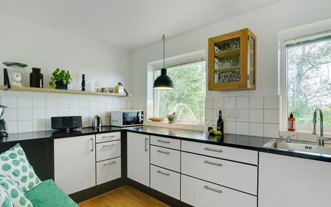 Flor - 900M from the Sea: Køkken, Countertop, Indretning, Gulvbelægning, Køkken Apparat, Cabinetry, Træ, Etage, Køkkenvask, Møbel