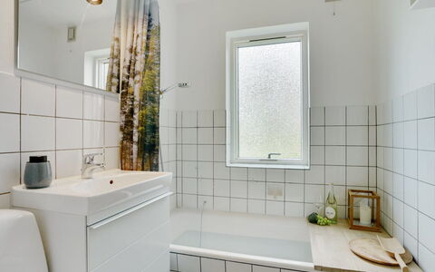 Flor - 900M from the Sea: Væg, Gulvbelægning, Sanitærarmatur, Indretning, Etage, Badeværelse, Vvs, Tap, Flise, Kompositmateriale
