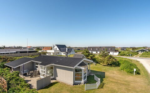 Majgull - 150M from the Sea: Hus, Hjem, Dør, Tag, Sommerhus, Estate, Have, Skygge, Sidespor, Gård