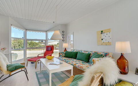 Majgull - 150M from the Sea: Hus, Hjem, Dør, Tag, Sommerhus, Estate, Have, Skygge, Sidespor, Gård