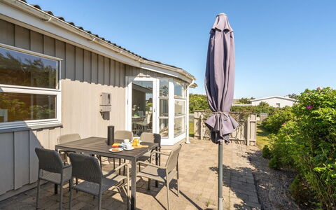 Majgull - 150M from the Sea: Hus, Hjem, Dør, Tag, Sommerhus, Estate, Have, Skygge, Sidespor, Gård