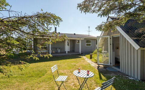 Majgull - 150M from the Sea: Hus, Hjem, Dør, Tag, Sommerhus, Estate, Have, Skygge, Sidespor, Gård