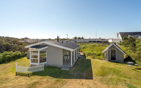 Majgull - 150M from the Sea: Hus, Hjem, Dør, Tag, Sommerhus, Estate, Have, Skygge, Sidespor, Gård