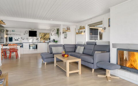 Carelle - 300M from the Sea: Træ, Møbel, Gulvbelægning, Indretning, Couch, Stue, Etage, Trægulve, Hjem, Værelse