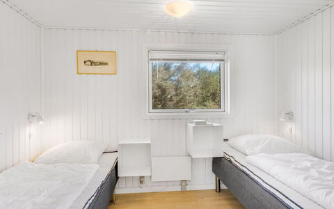 Carelle - 300M from the Sea: Træ, Soveværelse, Loft, Etage, Seng, Sengetøj, Fryser, Planke, Sengetøj, Bed Frame