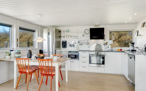 Carelle - 300M from the Sea: Køkken, Træ, Indretning, Køkken Apparat, Countertop, Loft, Gulvbelægning, Møbel, Større Bandage, Belysning