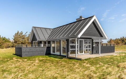 Carelle - 300M from the Sea: Hjem, Tag, Sommerhus, Sidespor, Stuehus, Veranda, Estate, Garden Bygninger, Gård, Skur