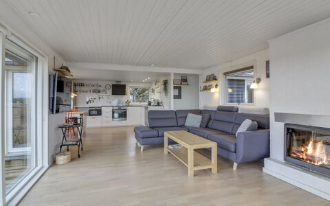 Carelle - 300M from the Sea: Træ, Gulvbelægning, Etage, Trægulve, Loft, Indretning, Hjem, Møbel, Stue, Hårdttræ