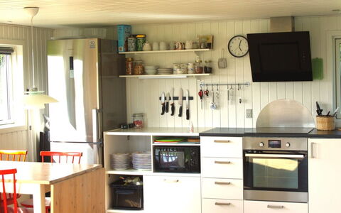 Carelle - 300M from the Sea: Køkken, Køkken Apparat, Møbel, Countertop, Større Bandage, Gulvbelægning, Træ, Indretning, Cabinetry, Husholdningsapparat