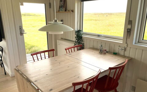 Carelle - 300M from the Sea: Møbel, Gulvbelægning, Træ, Etage, Bord, Indretning, Køkken & Spisebord, Spisestue, Stol, Bejdse