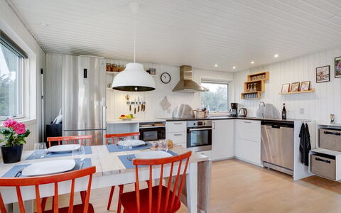 Carelle - 300M from the Sea: Køkken, Indretning, Møbel, Loft, Træ, Lysarmatur, Countertop, Belysning, Værelse, Køkken Apparat