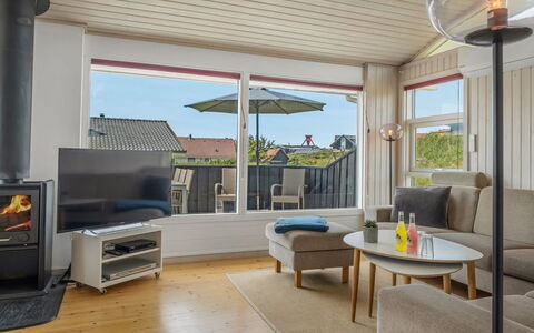 Nedelko - 250M from the Sea: Træ, Indretning, Møbel, Gulvbelægning, Etage, Loft, Bord, Hjem, Stue, Stol