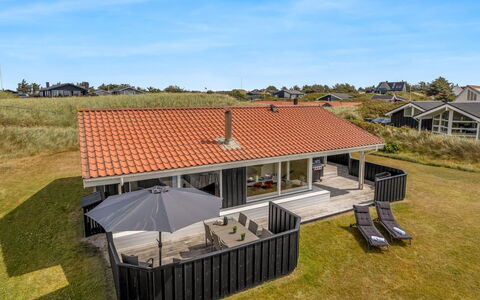 Nedelko - 250M from the Sea: Hus, Tag, Boligområde, Hjem, Sommerhus, Estate, Forstad, Veranda, Stuehus, Sidespor